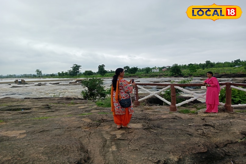 Please tell that in Chitrakoot of Bundelkhand, it was difficult for people to get out during the day due to the terror of dacoits a decade ago, but when Chief Minister Yogi Adityanath's government was formed in the state, the region was made devoid of dacoit and religious tourist places are being developed fiercely. Please tell that in Chitrakoot of Bundelkhand, it was difficult for people to get out during the day due to the terror of dacoits a decade ago, but when Chief Minister Yogi Adityanath's government was formed in the state, the region was made devoid of dacoit and religious tourist places are being developed fiercely.