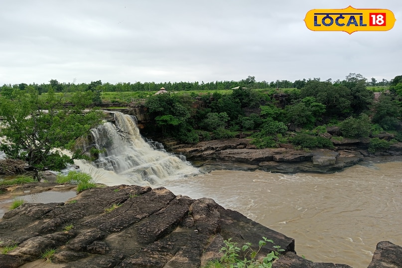 If you talk about going to Tulsi water fall, then you can easily reach this water fall by reaching Manikpur railway station, in this water fall, you will enjoy natural beauty as well as water falling from high rocks and the smoke coming out of it. If you talk about going to Tulsi water fall, then you can easily reach this water fall by reaching Manikpur railway station, in this water fall, you will enjoy natural beauty as well as water falling from high rocks and the smoke coming out of it.