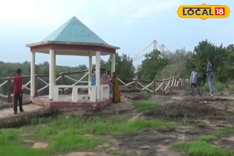 Tourists say that if there were many more arrangements like water and toilets, then it would be very good that people were afraid to come here, but after the formation of Yogi Modi government, this area has become dacoit without dacoit. Tourists say that if there were many more arrangements like water and toilets, then it would be very good that people were afraid to come here, but after the formation of Yogi Modi government, this area has become dacoit without dacoit.