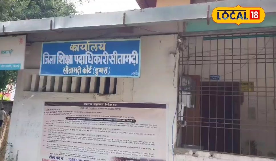क्लासरूम छोड़ हेडलाइन पहुंचे मास्टर साहब, एक सस्पेंड, दूसरा जवाब देने में जुटे