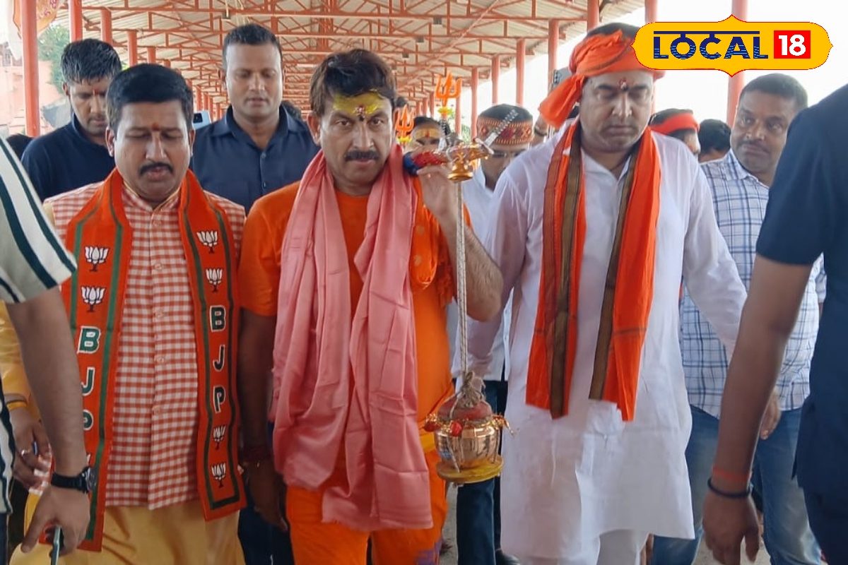 सुल्तानगंज पहुंचे भोजपुरी सुपरस्टार और बीजेपी सांसद मनोज तिवारी, जल भरकर पैदल