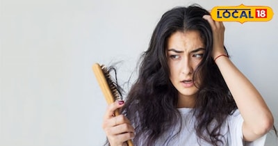 नारियल तेल में रोजमेरी पाउडर मिलाकर इस्तेमाल करने से बालों की जड़ें मजबूत होती हैं. इसके लिए नारियल तेल को हल्का गुनगुना करें और उसमें एक चम्मच रोजमेरी पाउडर डालकर 10 मिनट छोड़ दें. बाद में इसे छानकर सिर पर लगाएं और हल्के हाथों से मालिश करें. यह मिश्रण स्कैल्प में ब्लड सर्कुलेशन बढ़ाता है जिससे बाल तेजी से बढ़ते हैं और टूटना कम होता है.