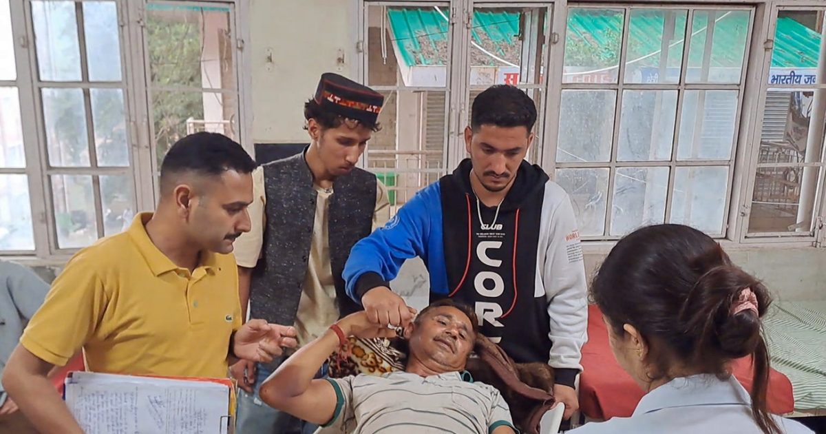 बाढ़ में बहे, पेड़ से थमे, 30KM पैदल और कंधों पर उठाकर लोग लाए अस्पताल