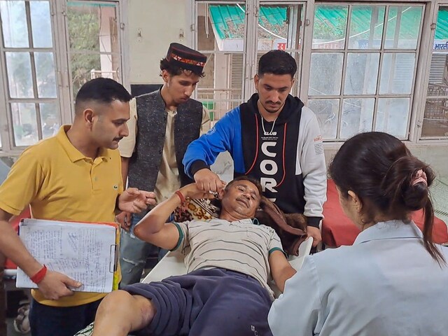 बाढ़ में बहे, पेड़ से थमे, 30KM पैदल और कंधों पर उठाकर लोग लाए अस्पताल