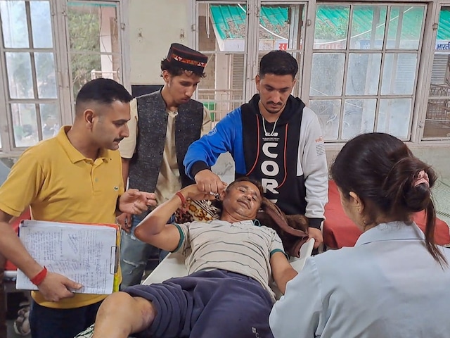 बाढ़ में बहे, पेड़ से थमे, 30KM पैदल और कंधों पर उठाकर लोग लाए अस्पताल बाढ़ में बहे, पेड़ से थमे, 30KM पैदल और कंधों पर उठाकर लोग लाए अस्पताल