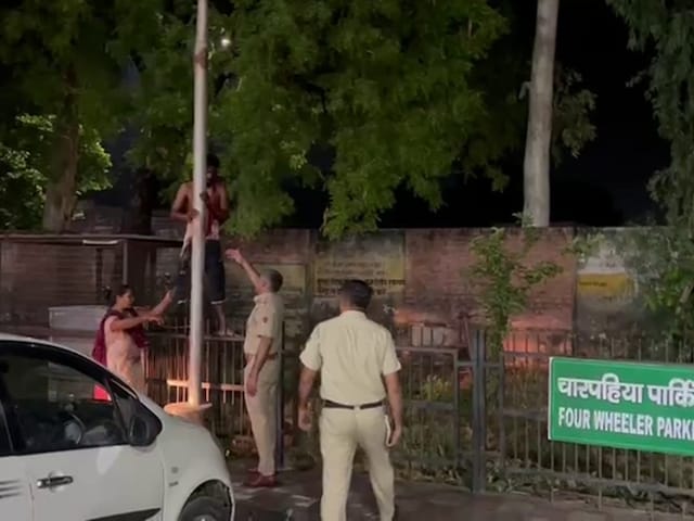 घायल व्यक्ति ने उधम को खुद को उखाड़ फेंका, फिर कूदते हुए भाग गया घायल व्यक्ति ने उधम को खुद को उखाड़ फेंका, फिर कूदते हुए भाग गया