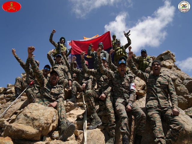 Soldiers who rained shells on point 5140 reached the same peak after 26 years Soldiers who rained shells on point 5140 reached the same peak after 26 years