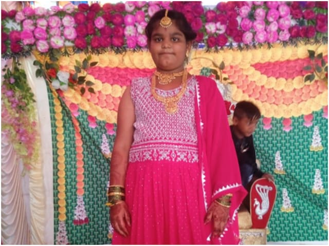 स्कूल जाने के लिए तैयारी हो रही थी बच्ची, मम्मा को बाय भी नहीं कर पाई और... स्कूल जाने के लिए तैयारी हो रही थी बच्ची, मम्मा को बाय भी नहीं कर पाई और...
