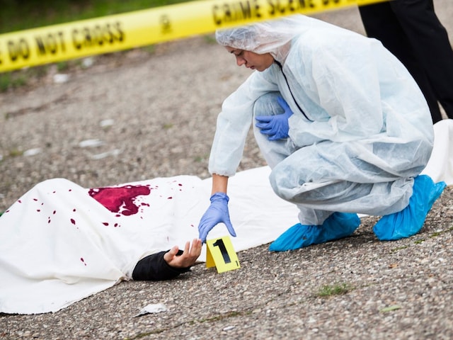 Between the road, strangled, in broad daylight, the lover landed the girlfriend to death ... Between the road, strangled, in broad daylight, the lover landed the girlfriend to death ...
