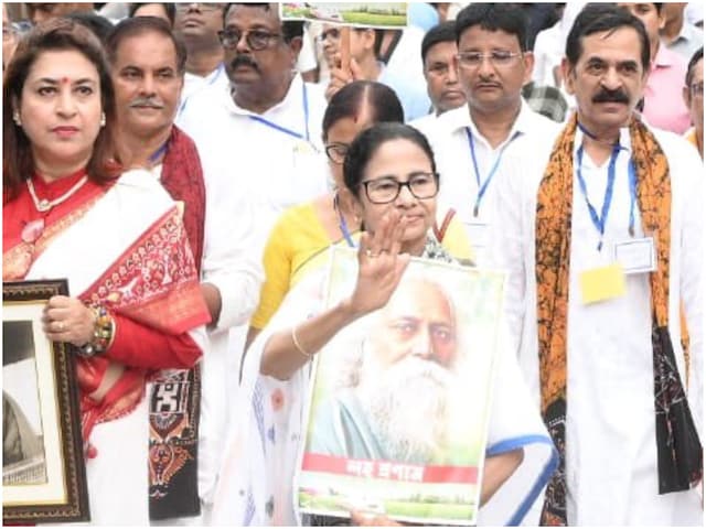 क्या आपने मुइज्जू से गले मिलते समय उनका धर्म पूछा? ममता का PM मोदी से सवाल