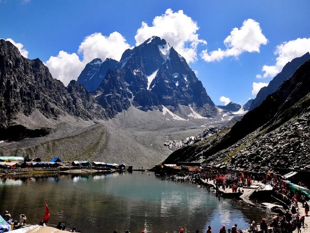 16 लोंगों की मौत,आधी-अधूरी यात्रा और डल में पहली बार सदियों पुरानी परंपरा टूटी