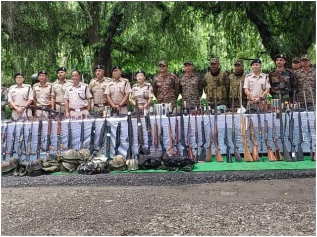90 घातक हथियार, 728 कारतूस, 21 ग्रेनेड और... मणिपुर में सेना का बड़ा ऑपरेशन 90 घातक हथियार, 728 कारतूस, 21 ग्रेनेड और... मणिपुर में सेना का बड़ा ऑपरेशन