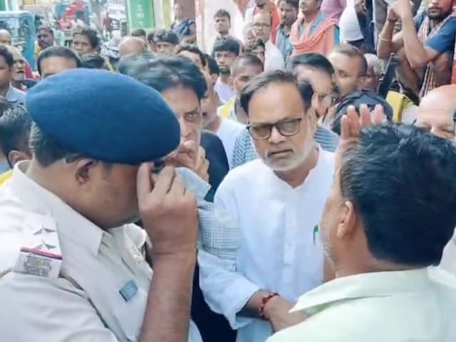 पटना मेयर के बेटे के खिलाफ जांच करने पहुंची पटना पुलिस टीम का घेराव, हंगामा पटना मेयर के बेटे के खिलाफ जांच करने पहुंची पटना पुलिस टीम का घेराव, हंगामा