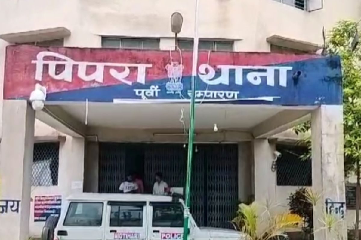 महिला दरोगा ने तो हद कर दी! बेल दिलाने के नाम पर की कपड़े और कैश की डिमांड