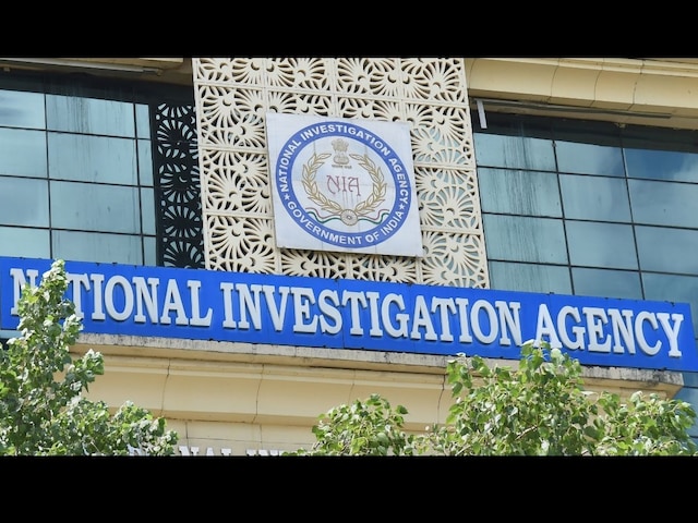 कतर से जैसे ही कन्नूर एयरपोर्ट पर लैंड हुआ, NIA ने अब्दुल रहमान को दबोचा कतर से जैसे ही कन्नूर एयरपोर्ट पर लैंड हुआ, NIA ने अब्दुल रहमान को दबोचा