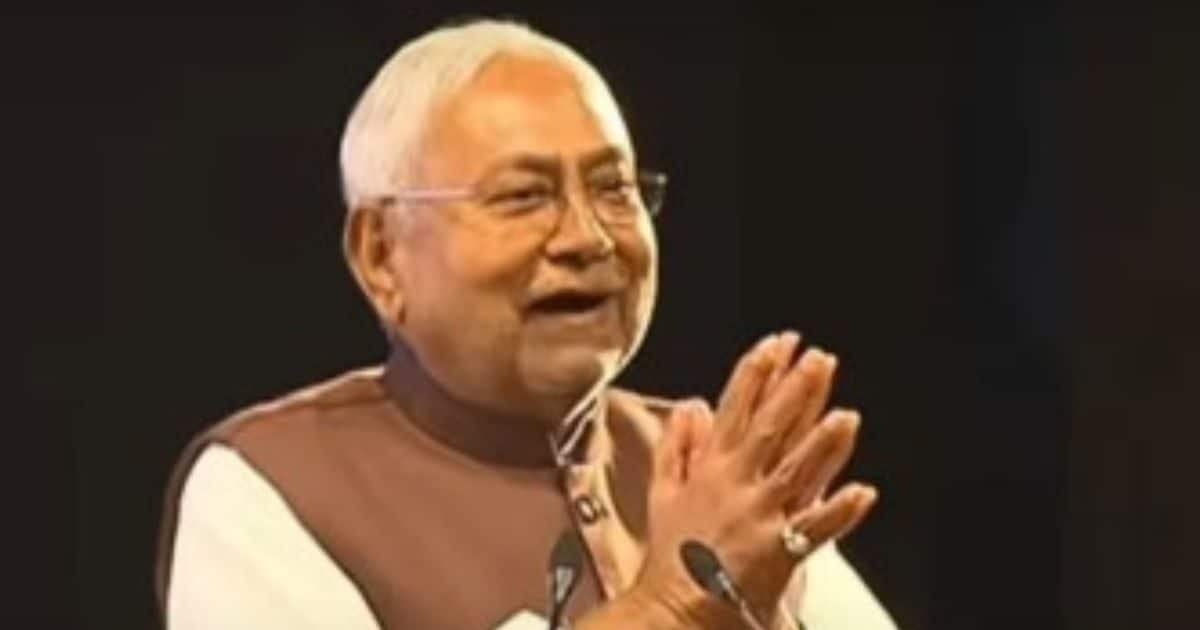 Bihar Chunav 2025: जेडीयू दफ्तर में पीएम मोदी की तस्वीर, सीएम नीतीश का सियासी शिफ्ट, मजबूरी या बड़ी रणनीति?