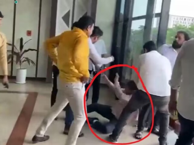 घसीट कर लाए, फिर चलाने लगे लात-घूसे...BJP नेता के सामने सरकारी अफसर को पीटा
