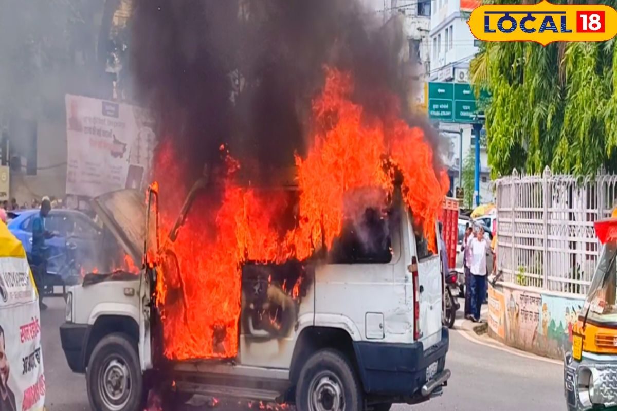 पटना के इनकम टैक्स गोलंबर पर धू-धू कर जली पुलिस की गाड़ी, मची अफरातफरी