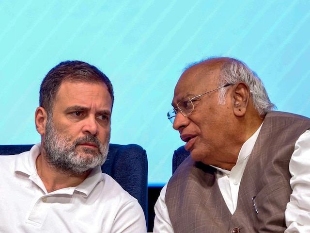 संविधान को खतरे से राहुल गांधी ने बचाया.. कांग्रेस के सम्मेलन में खरगे का दावा संविधान को खतरे से राहुल गांधी ने बचाया.. कांग्रेस के सम्मेलन में खरगे का दावा