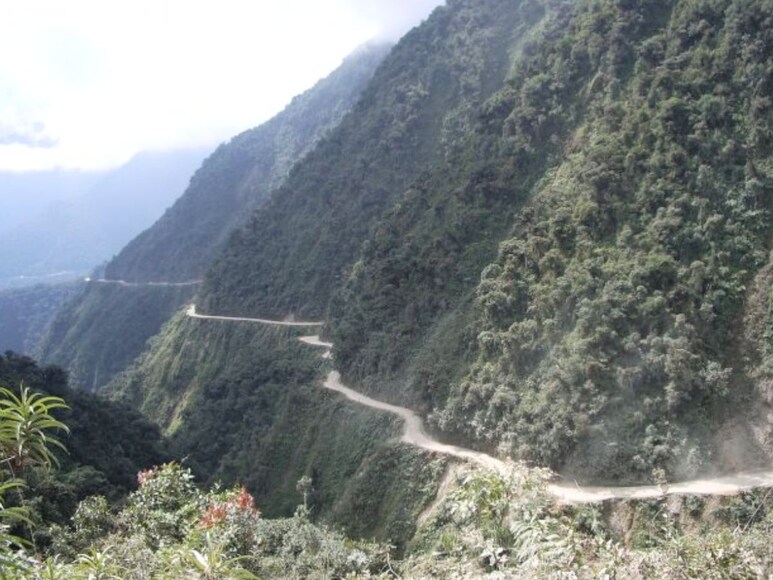 dangerous road, Yungas Road, Bolivia, hairpin bends, fatalities, new route, mountain biking, खतरनाक सड़क, युंगास रोड, बोलिविया, मोड़, मौत, नई सड़क, माउंटेन बाइकिंग, weird news, अजब गजब खबरें, 