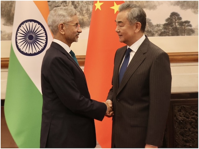 चीन में ही उसके 'जिगरी दोस्त' पर जमकर बरसे जयशंकर, चुपचाप सुनते रहे वांय यी चीन में ही उसके 'जिगरी दोस्त' पर जमकर बरसे जयशंकर, चुपचाप सुनते रहे वांय यी