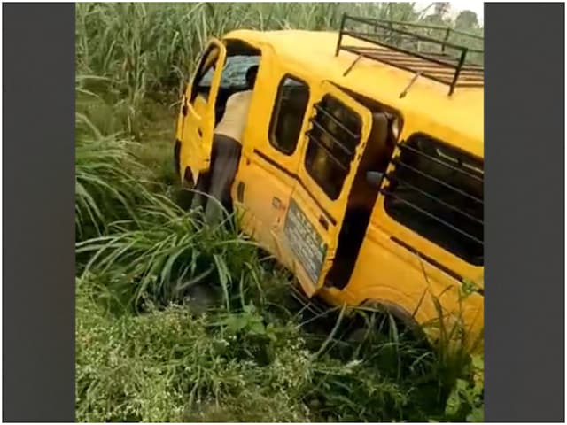 स्कूल वैन पलटी, फोन पर बात करते हुए गाड़ी चला रहा था ड्राइवर, 16 बच्चे घायल स्कूल वैन पलटी, फोन पर बात करते हुए गाड़ी चला रहा था ड्राइवर, 16 बच्चे घायल