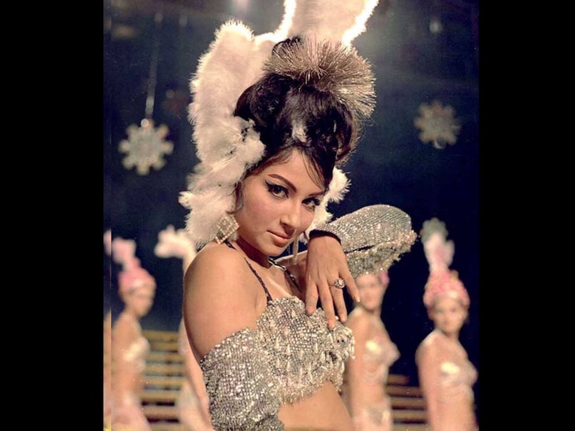 Sharmila Tagore Fashion Style: बॉलीवुड की ‘पहली बिकिनी गर्ल’ थीं करीना कपूर की सास, सिंपल साड़ी में भी ढाती थीं कहर!