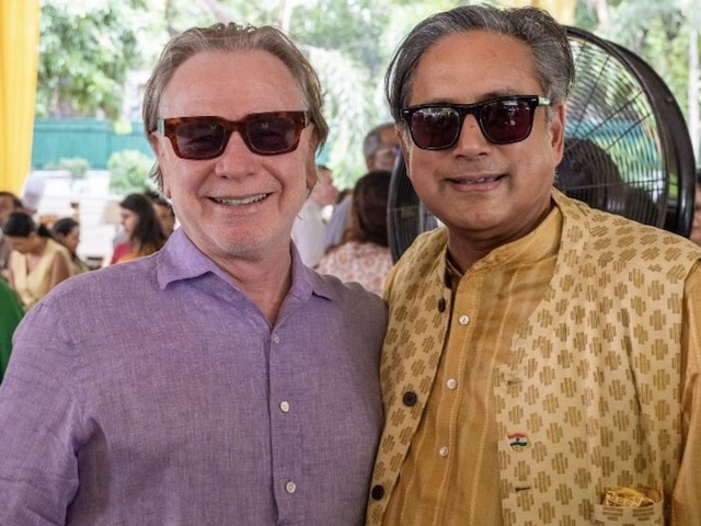 शशि थरूर के 'हमशक्ल', फोटो हुआ वायरल तो लोग बोले-जुड़वां भाई लगते हैं शशि थरूर के 'हमशक्ल', फोटो हुआ वायरल तो लोग बोले-जुड़वां भाई लगते हैं