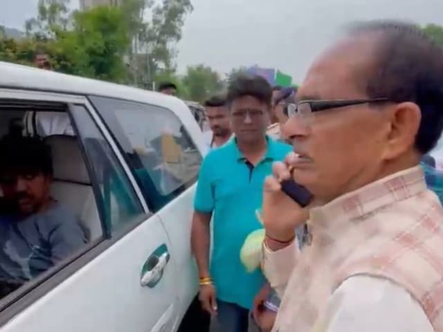 शिवराज के मामा वाले अंदाज ने मोहा सबका मन, घायल को अपनी गाड़ी से भेजा अस्पताल शिवराज के मामा वाले अंदाज ने मोहा सबका मन, घायल को अपनी गाड़ी से भेजा अस्पताल