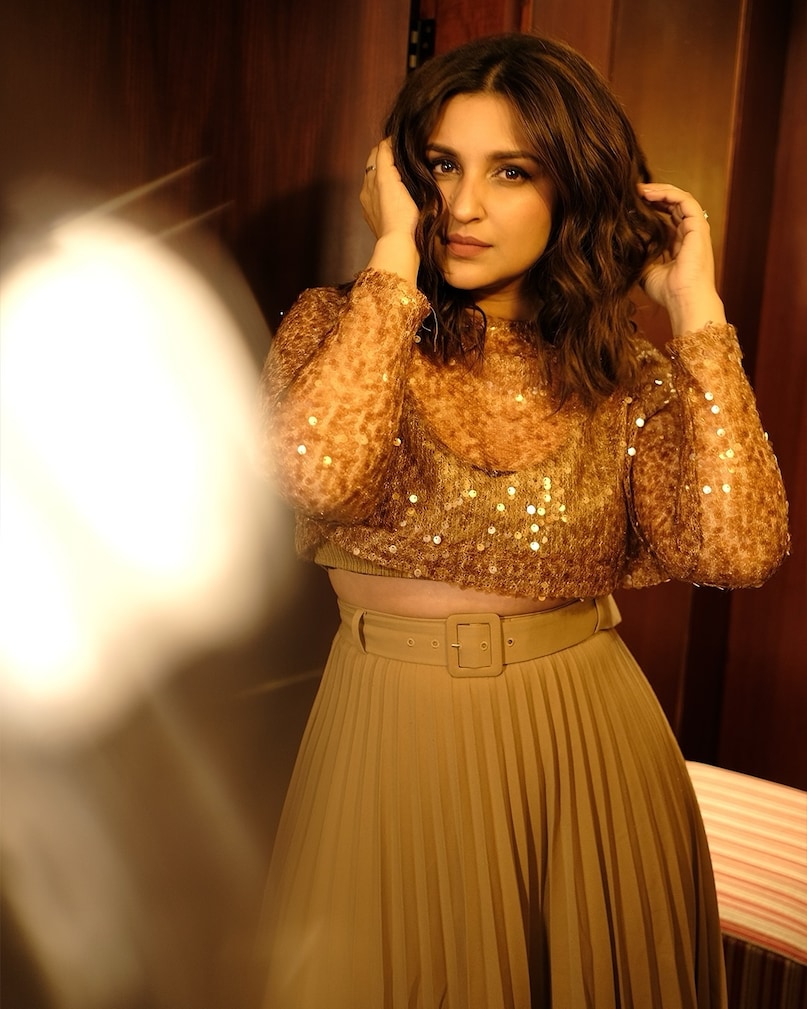 Priyanka Chopra, Chopra sisters, Parineeti Chopra, Meera Chopra, Mannara Chopra, Priyanka chopra sisters, Bollywood actresses ,Bollywood cousins, Chopra family , Chopra sisters in acting, Parineeti Chopra movies, Meera Chopra South films, Mannara Chopra Bigg Boss, Bollywood celebrity families ,  प्रियंका चोपड़ा, मन्नारा चोपड़ा, मीरा चोपड़ा, परिणीति चोपड़ा