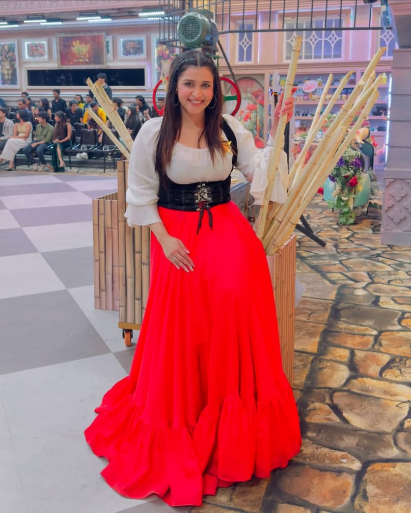 Priyanka Chopra, Chopra sisters, Parineeti Chopra, Meera Chopra, Mannara Chopra, Priyanka chopra sisters, Bollywood actresses ,Bollywood cousins, Chopra family , Chopra sisters in acting, Parineeti Chopra movies, Meera Chopra South films, Mannara Chopra Bigg Boss, Bollywood celebrity families ,  प्रियंका चोपड़ा, मन्नारा चोपड़ा, मीरा चोपड़ा, परिणीति चोपड़ा