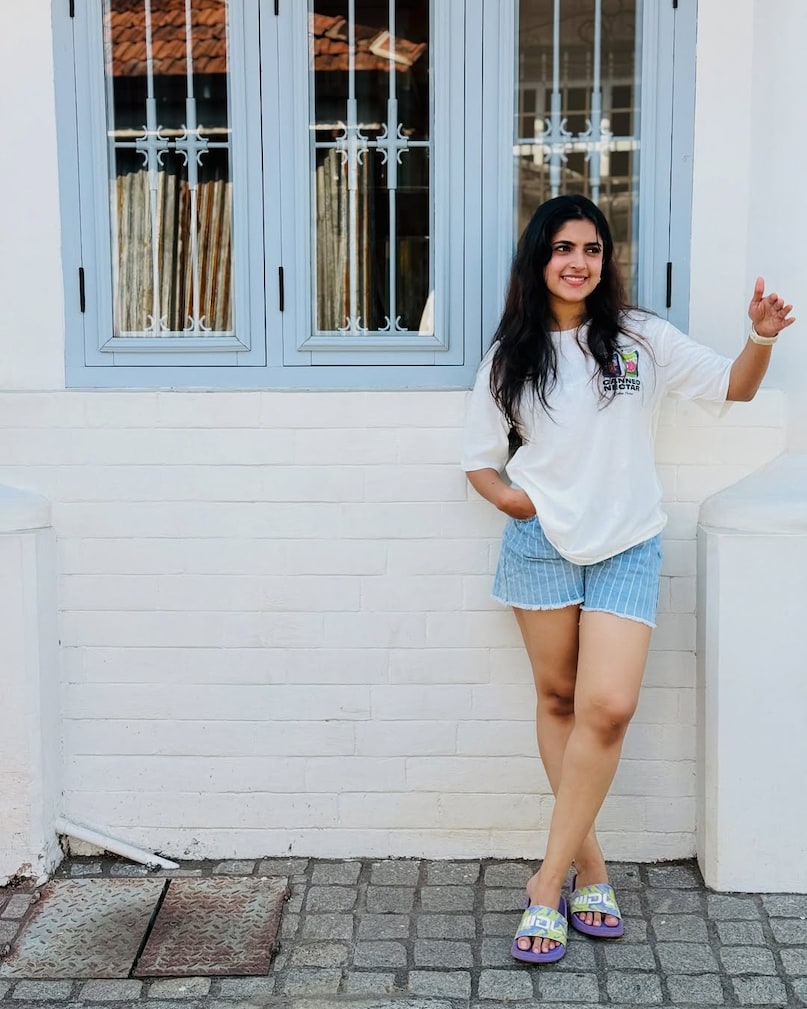 Meenakshi Dinesh,  Meenakshi Dinesh News, Meenakshi Dinesh wants to work with 49 year old superstar Suriya, Meenakshi Dinesh age, Meenakshi Dinesh Films, who is Meenakshi Dinesh, मीनाक्षी दिनेश, मीनाक्षी दिनेश न्यूज, मीनाक्षी दिनेश सूर्या के साथ काम करना चाहती हैं, मीनाक्षी दिनेश की उम्र, मीनाक्षी दिनेश फिल्म्स, कौन हैं मीनाक्षी दिनेश