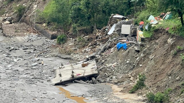 ‘आंखों के सामने बह गया सब कुछ... हम कहां जाएं…’,  पूर्व सीएम से बोले प्रभावित