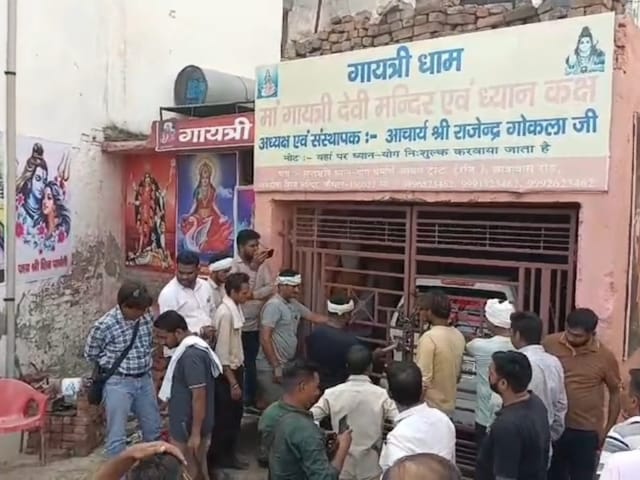 कितने तेजस्वी लोग हैं! धर्म की आड़ में खेल, टॉयलेट पर कब्जा कर बनाया मंंदिर कितने तेजस्वी लोग हैं! धर्म की आड़ में खेल, टॉयलेट पर कब्जा कर बनाया मंंदिर