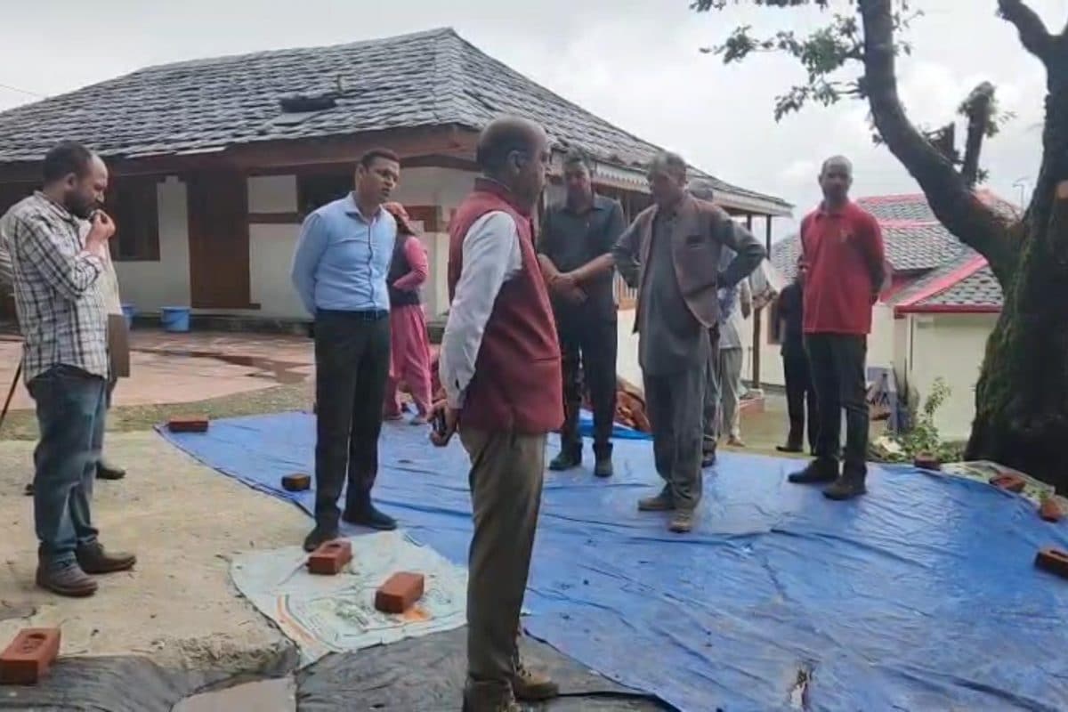सराज घाटी में आपदाः पूर्व CM का पुश्तैनी घर भी खतरे में शौचालय और गोशाला टूटी