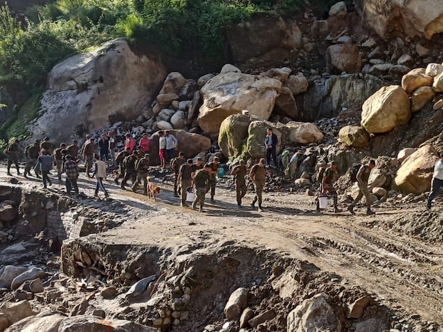 हिमाचल के सराज में सर्च आपरेशनः ITBP NDRF की टीमें लौटी, अब भी 27 लोग लापता हिमाचल के सराज में सर्च आपरेशनः ITBP NDRF की टीमें लौटी, अब भी 27 लोग लापता