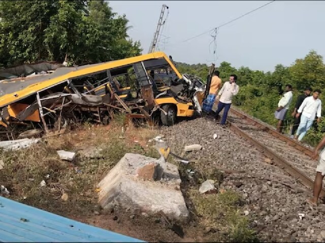 रेलवे ट्रैक पार कर रही स्कूल बस को ट्रेन ने मारी टक्कर, 3 छात्रों की मौत