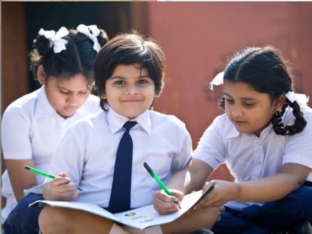 यूपी के 'आदर्श विद्यालय' में बनेगी स्मार्ट क्लास, 2 हजार करोड़ का बजट मंजूर