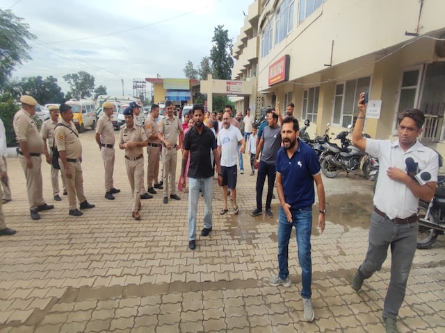 पहले PGI रेफर किया फिर रास्ते से वापस बुलाया, मरीज की मौत के बाद बवाल पहले PGI रेफर किया फिर रास्ते से वापस बुलाया, मरीज की मौत के बाद बवाल