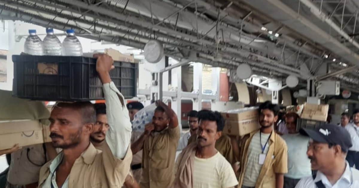 प्‍लेटफार्म पर रखा था यात्रियों का सामान, अचानक शुरू हुई जब्‍त करने की कार्रवाई, मिन्‍नतें भी काम न आईं