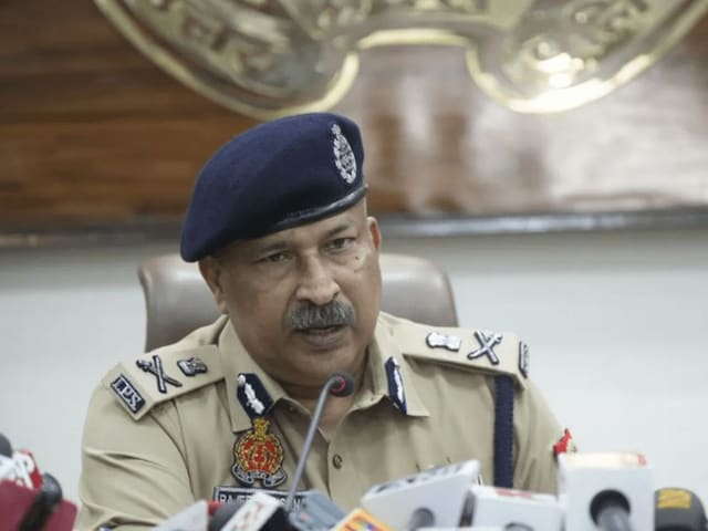 DGP ने लगाई यूपी पुलिस की क्लास, महिला रिक्रूट के आंसू छुड़ा रहा पसीने DGP ने लगाई यूपी पुलिस की क्लास, महिला रिक्रूट के आंसू छुड़ा रहा पसीने