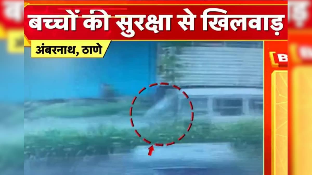 मासूमों की जान से खिलवाड़! रोड पर गिरते रहे बच्चे दौड़ती रही स्कूल वैन