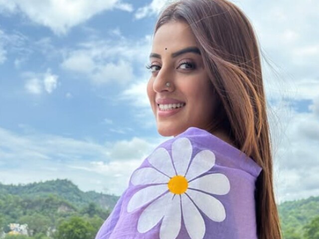 'Gender moves here, believe it or not ...' Akshara Singh's cryptic post