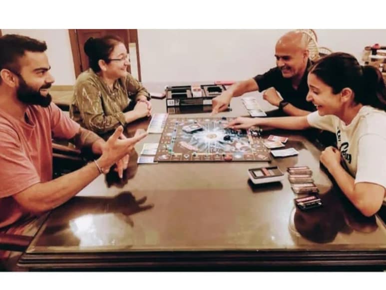 anushka sharma, Virat Kohli, Virat Kohli on relationship with in law, Virat Kohli friendly relationship with fatehr in law, anushka sharma parents, Virat Anushka london, Virat talk with Dinesh Karthik, Vamika, Akaay, अनुष्का शर्मा, विराट कोहली, ससुराल वालों के साथ रिश्ते पर विराट कोहली, ससुराल वालों के साथ विराट कोहली के दोस्ताना रिश्ते, अनुष्का शर्मा के माता-पिता, विराट अनुष्का लंदन, विराट ने दिनेश कार्तिक, वामिका, अकाय
