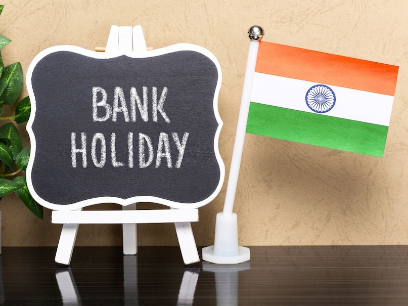 न्यूज18 तेलुगू के मुताबिक, 12 अप्रैल को रविवार होने की वजह से देशभर में बैंक बंद रहेंगे. इसके बाद 14 से 16 अप्रैल तक कई राज्यों में क्षेत्रीय त्योहारों के चलते बैंक बंद रहेंगे. असम, पश्चिम बंगाल, केरल और तमिलनाडु जैसे राज्यों में स्थानीय त्योहारों की वजह से लगातार छुट्टियां रहेंगी. न्यूज18 तेलुगू के मुताबिक, 12 अप्रैल को रविवार होने की वजह से देशभर में बैंक बंद रहेंगे. इसके बाद 14 से 16 अप्रैल तक कई राज्यों में क्षेत्रीय त्योहारों के चलते बैंक बंद रहेंगे. असम, पश्चिम बंगाल, केरल और तमिलनाडु जैसे राज्यों में स्थानीय त्योहारों की वजह से लगातार छुट्टियां रहेंगी.