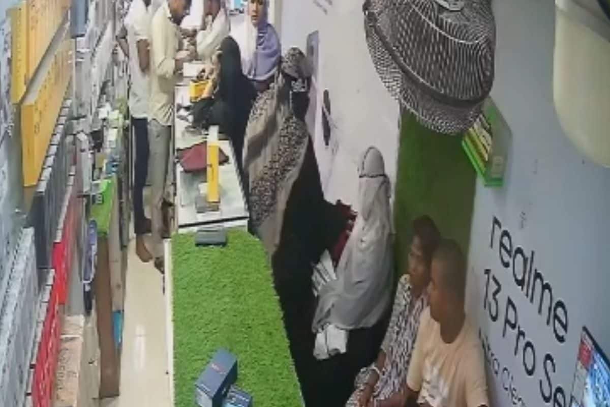 बुर्का पहन दुकान में घुसी 2 महिलाएं, आंखों-आंखों में किए इशारे, कर गईं 'खेला'