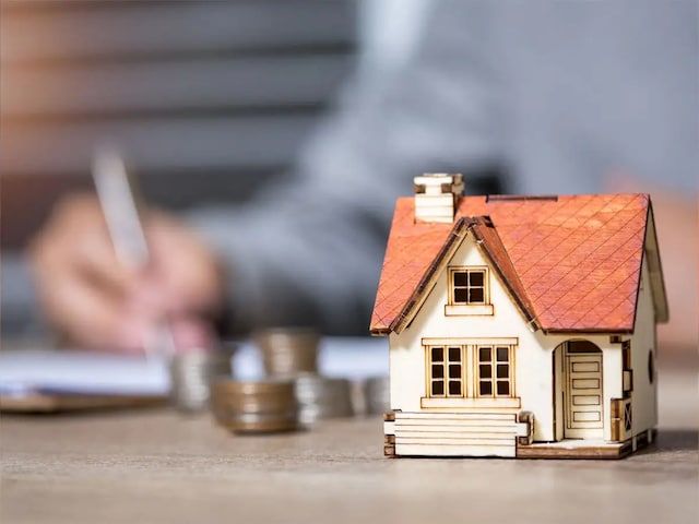 Pay EMI of a house of Rs 40,000 or stay on rent by investing Rs 40,000? Pay EMI of a house of Rs 40,000 or stay on rent by investing Rs 40,000?