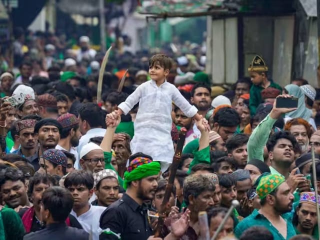 UP Muharram Live Updates: मोहर्रम के लिए यूपी में सुरक्षा कड़ी, लखनऊ,मेरठ,संभल,प्रयागराज और कानपुर में ये रूट्स होंगे बंद UP Muharram Live Updates: मोहर्रम के लिए यूपी में सुरक्षा कड़ी, लखनऊ,मेरठ,संभल,प्रयागराज और कानपुर में ये रूट्स होंगे बंद