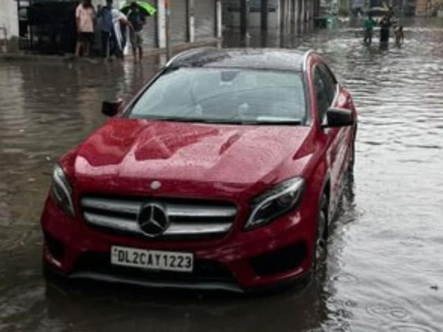 सड़क पर भरा पानी, फंस गई मर्सिडीज कार, मालिक ने निगम को भेजा नोटिस