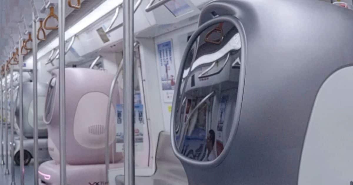 Tach – मेट्रो में इंसानों की तरह सफर करने पहुंचे 41 रोबोट, पैसेंजरों में मची खलबली, लगे करने ये काम